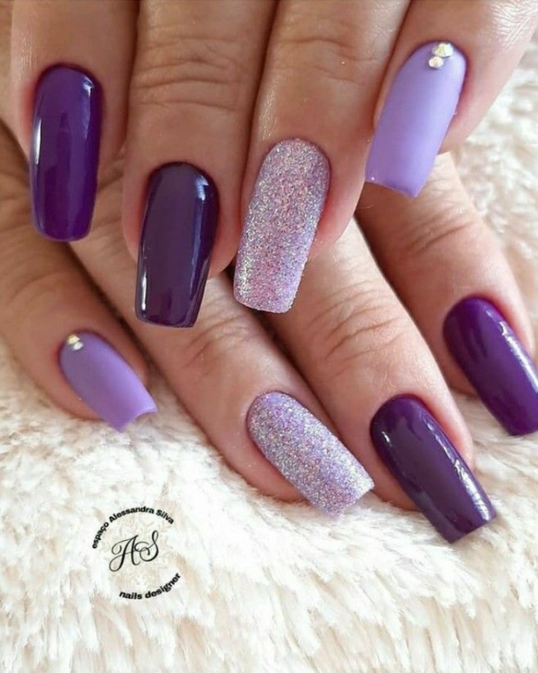 unhas em gel roxo neon