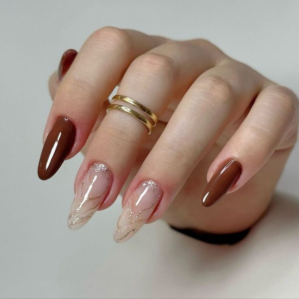 unhas marrom com dourado