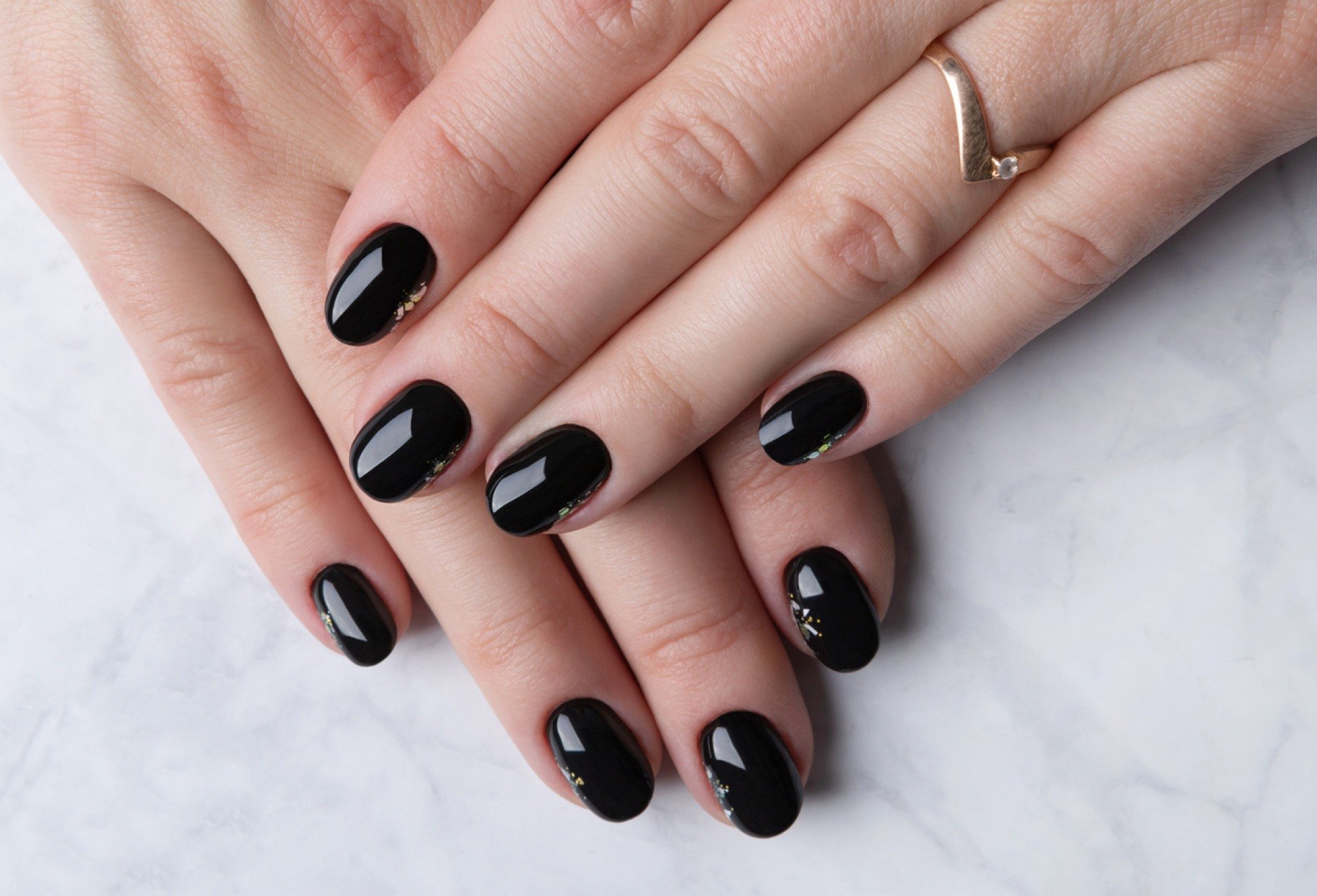 unhas pretas brilhantes
