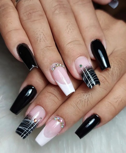 unhas pretas com dourado