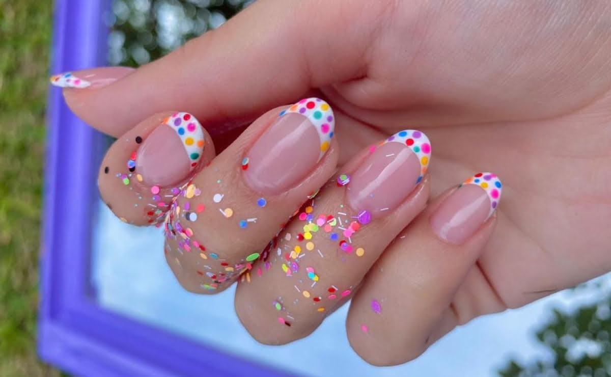unhas com pedrarias carnaval
