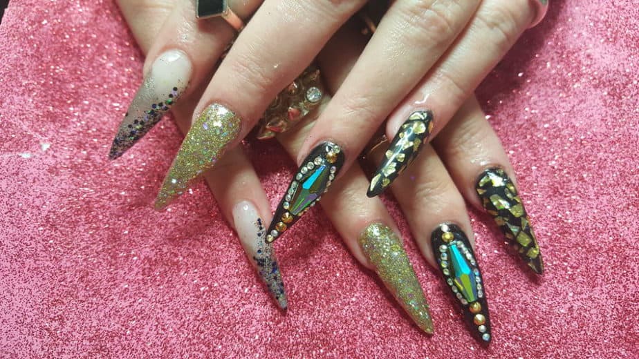 inspiração unhas stiletto decoradas 2026