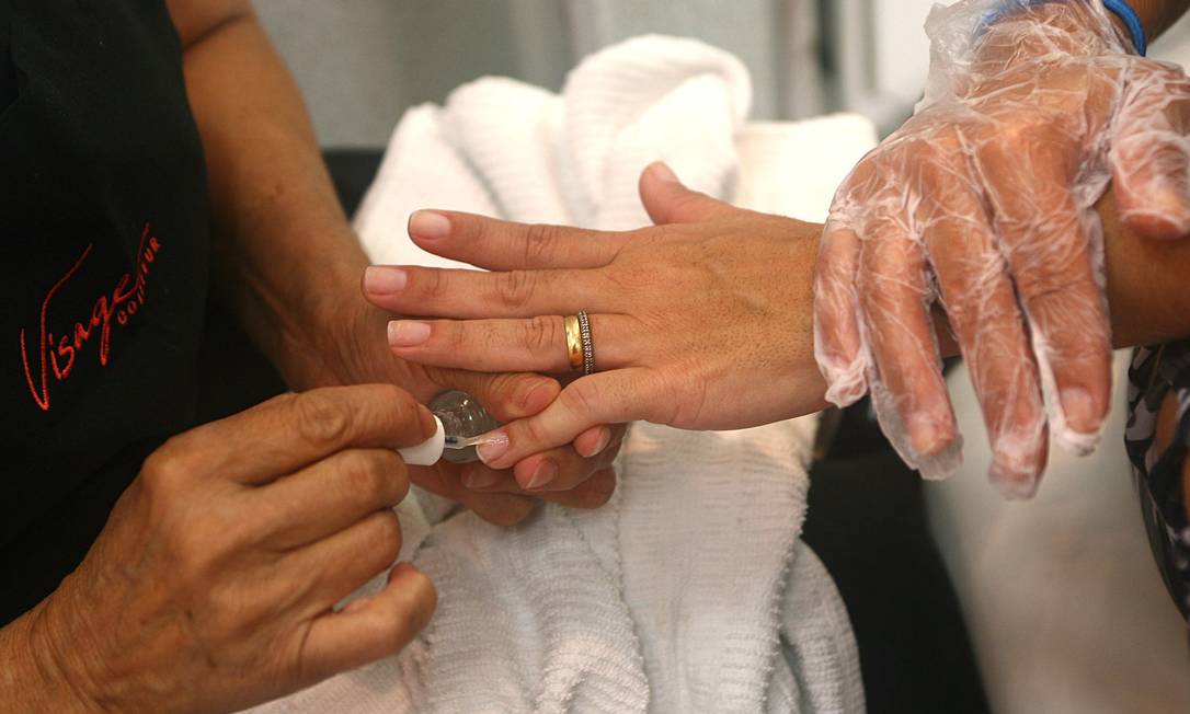 5 ideias de títulos
1. Óleo de Melaleuca: O Guia Completo para Unhas Saudáveis
2. Adeus Micose: Como o Óleo de Melaleuca Transforma Suas Unhas
3. Unhas Fortes e Regeneradas: Descubra o Poder do Tea Tree Oil
4. Guia Prático: Aplicação Correta do Óleo de Melaleuca nas Unhas
5. Onde Comprar Óleo de Melaleuca para Tratamento de Unhas: Melhores Opções