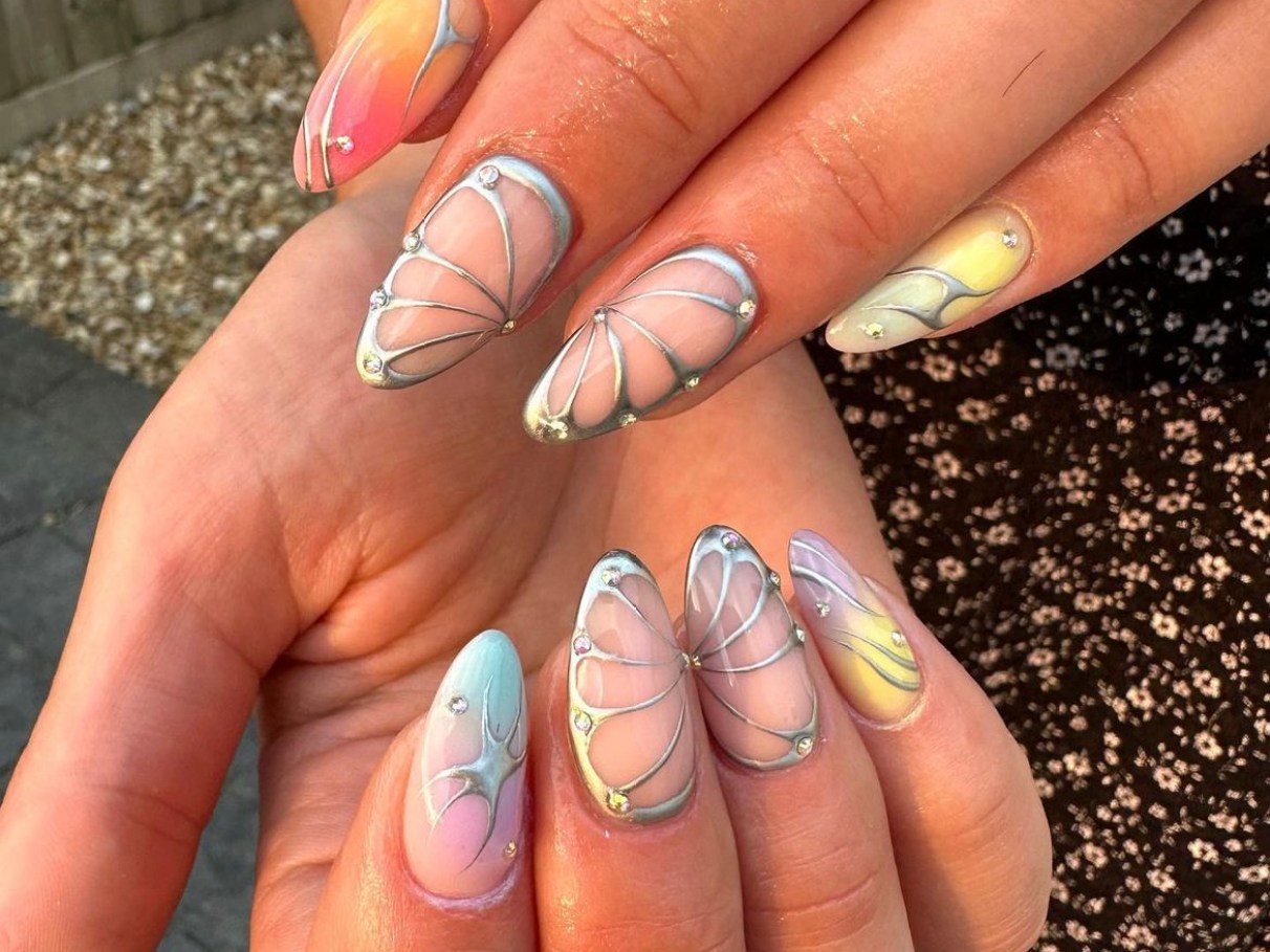 unhas com brilho iridescente