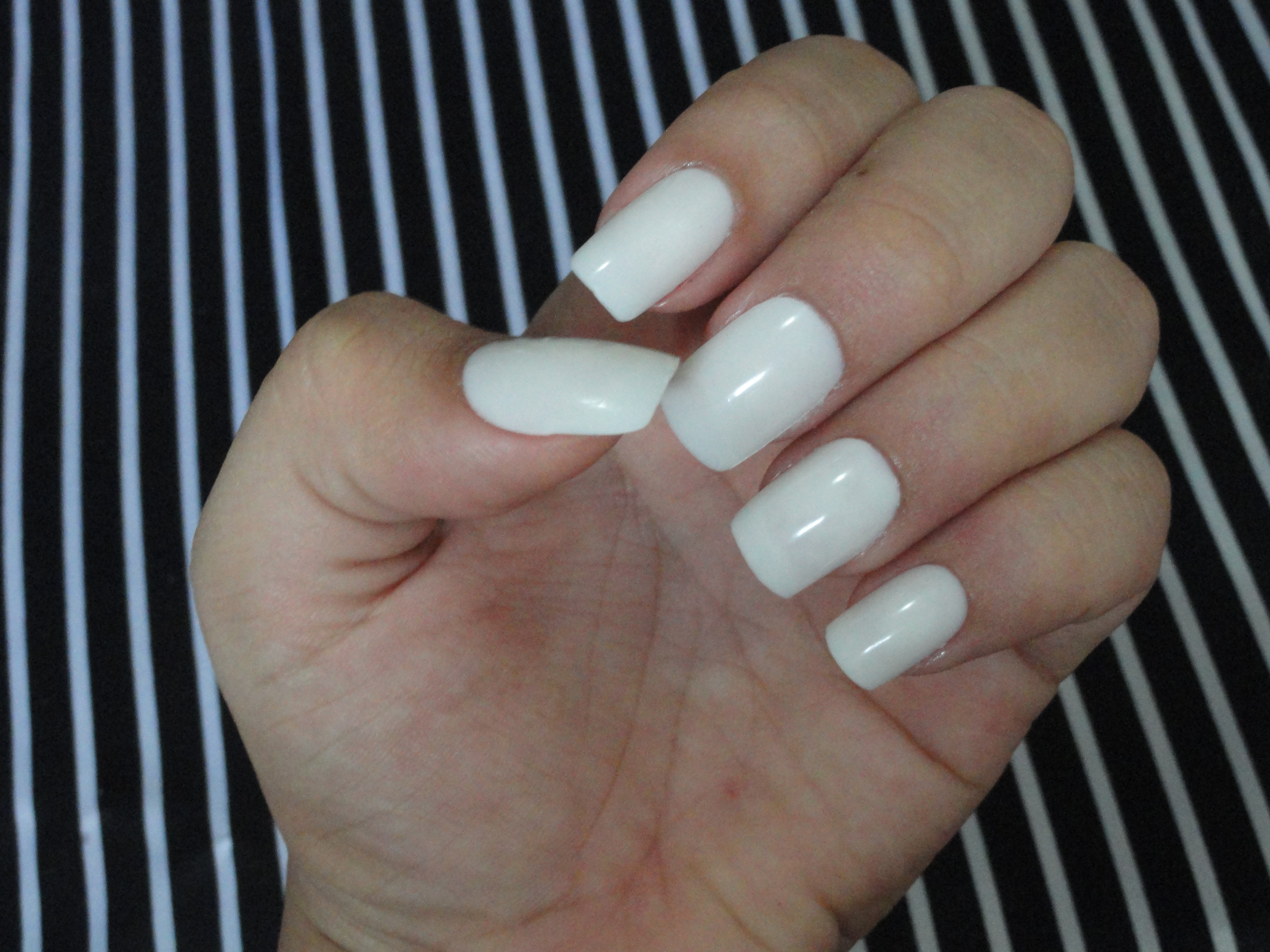 pode colar unha postiça com super bonder