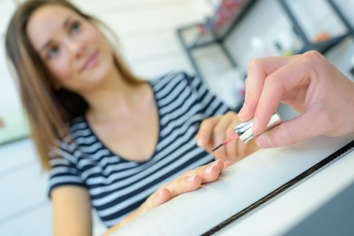 Alergia a acrilatos: Sintomas, causas e prevenção em procedimentos de unhas