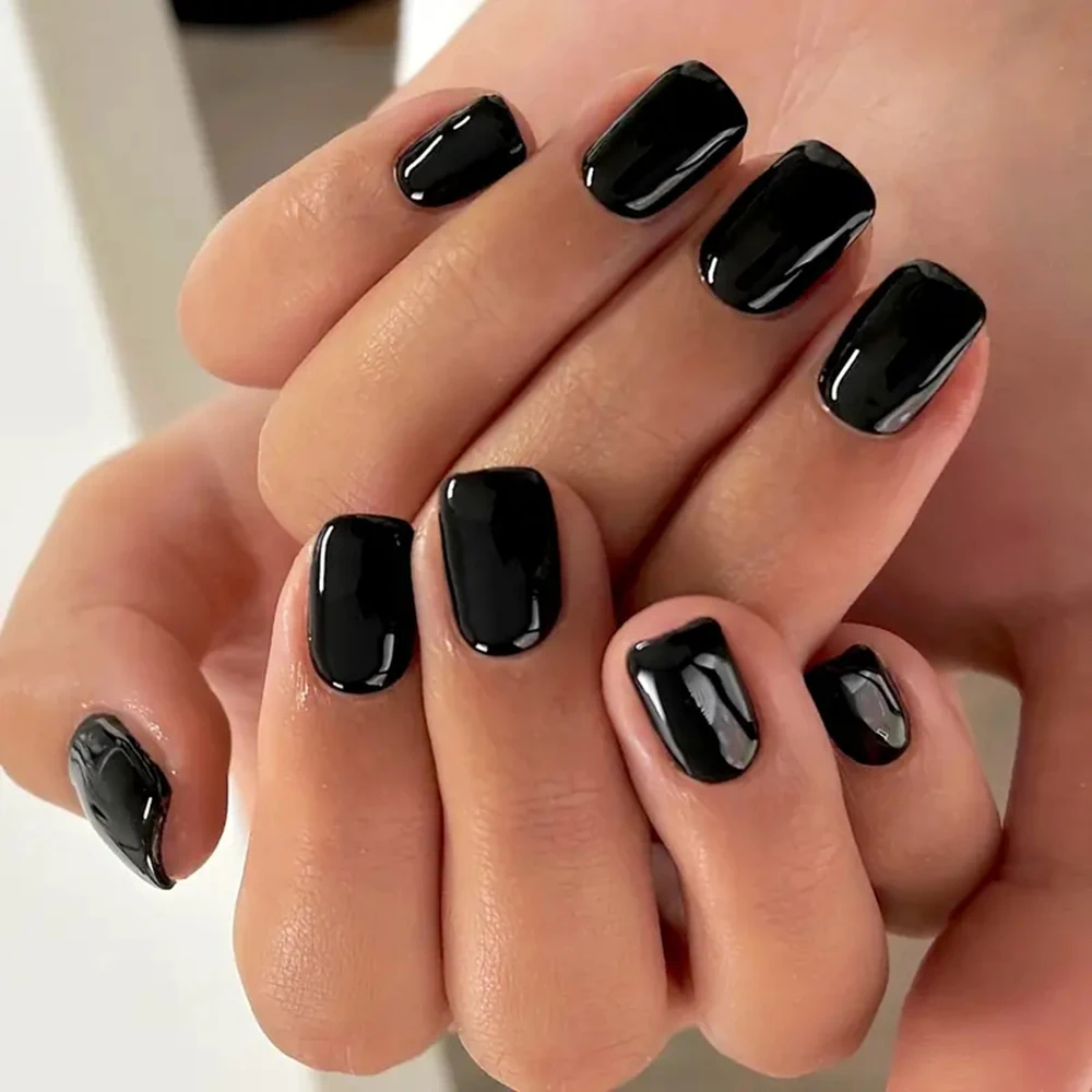 unha quadrada preta com esmalte em gel