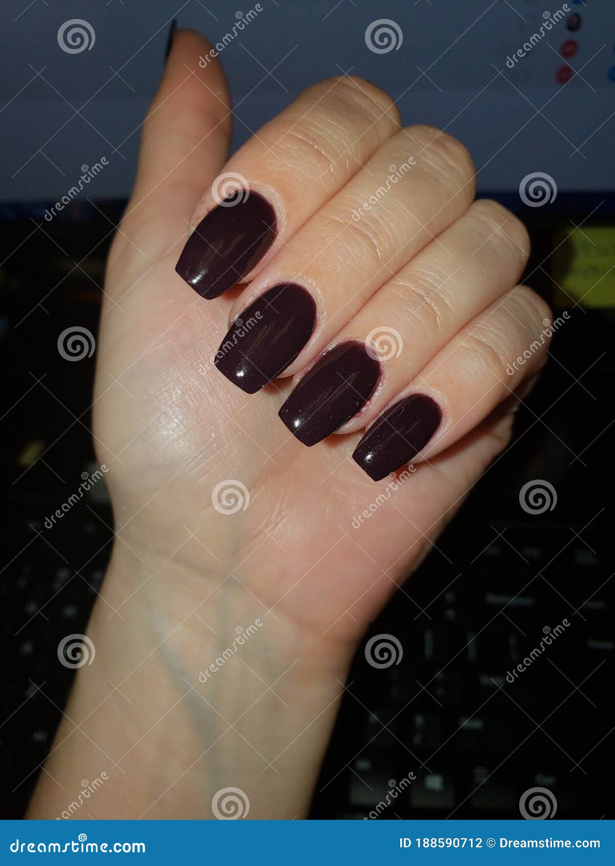 unha quadrada preta fosca