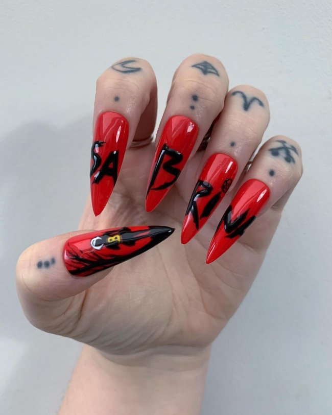 unhas com design geométrico