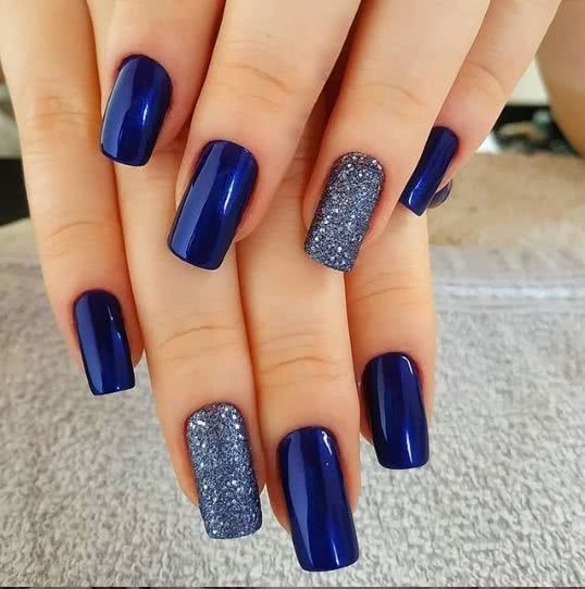 unha azul escuro com strass