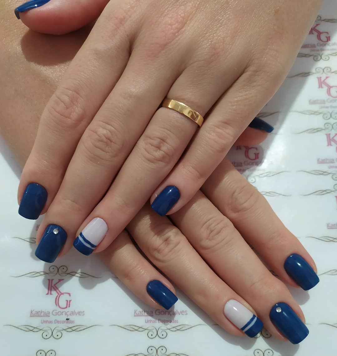 unha azul escuro com strass