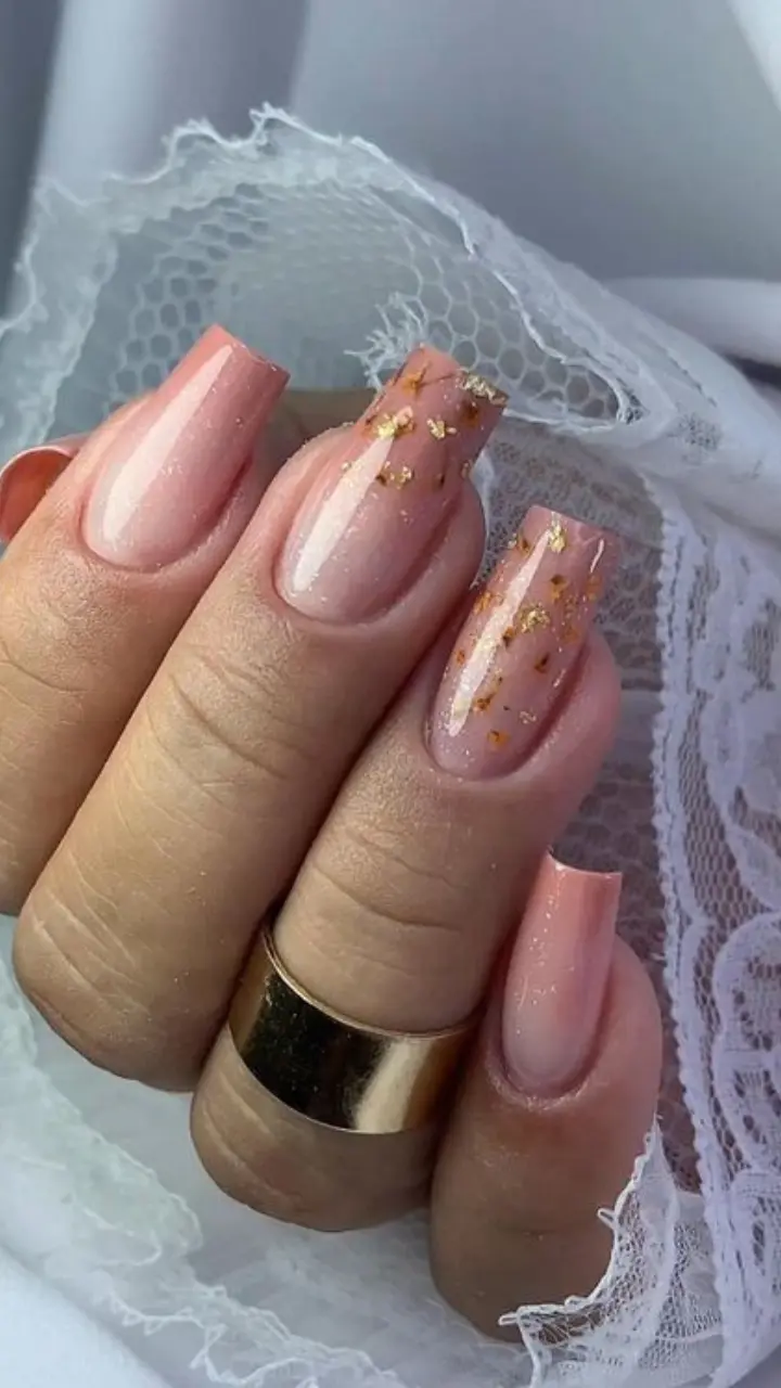 Tendências de Cores e Formatos para Unhas Simples em 2025 e 2026