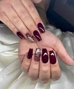 unha vinho com detalhes dourados