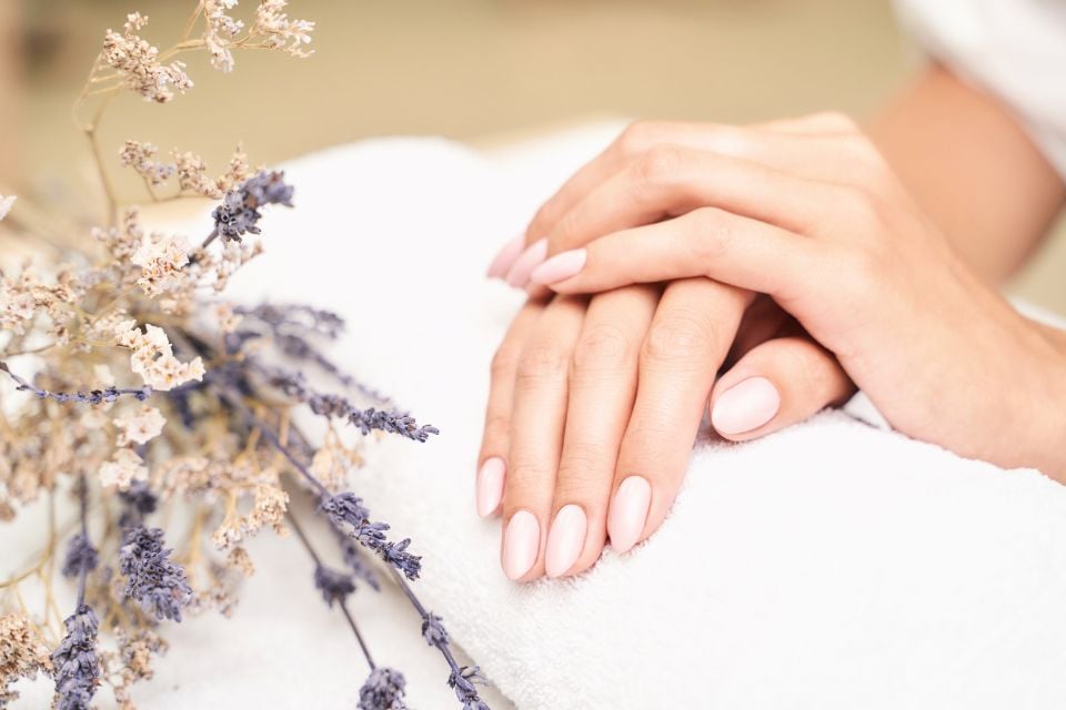 Quando o Sonho Indica Autocrítica: Sonhar que Corta as Unhas Rente Demais