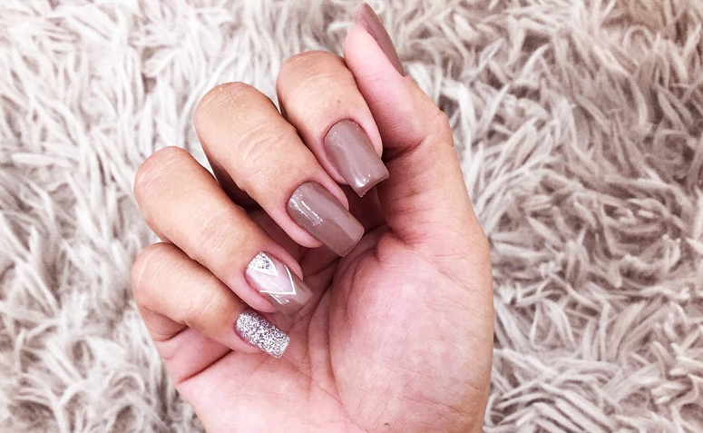 Acrigel vs. Gel e Porcelana: Qual o Melhor Alongamento para Você?