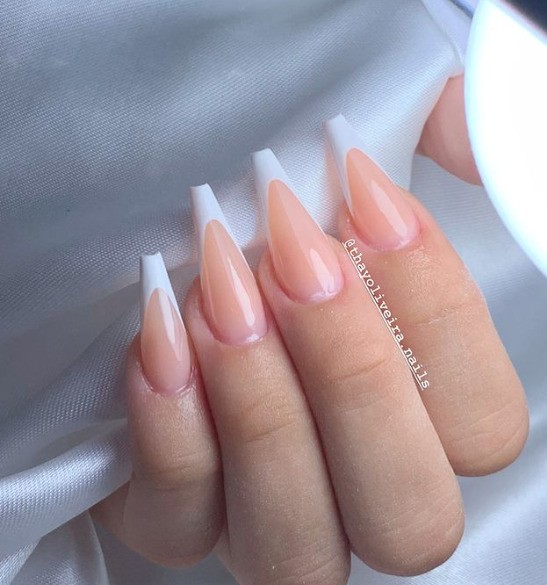 Unhas brancas decoradas acrigel