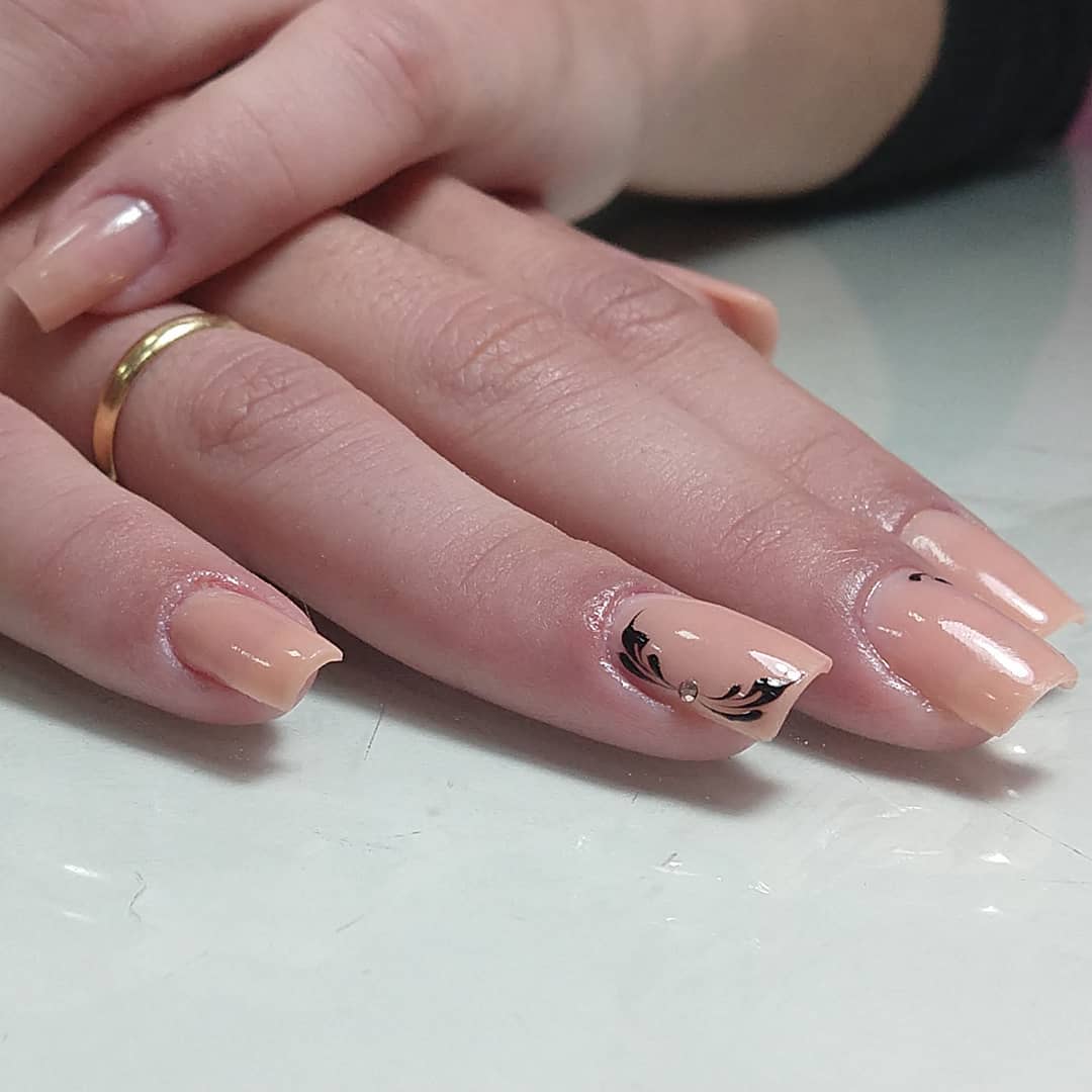 erros comuns na unha acrílica que tiram a delicadeza