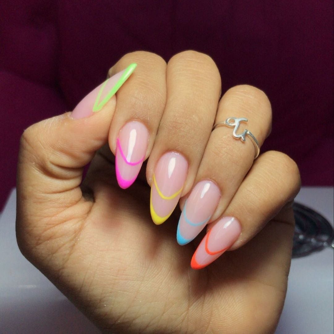 Unhas de Gel vs. Fibra de Vidro: Qual o Melhor para o Formato Almond?