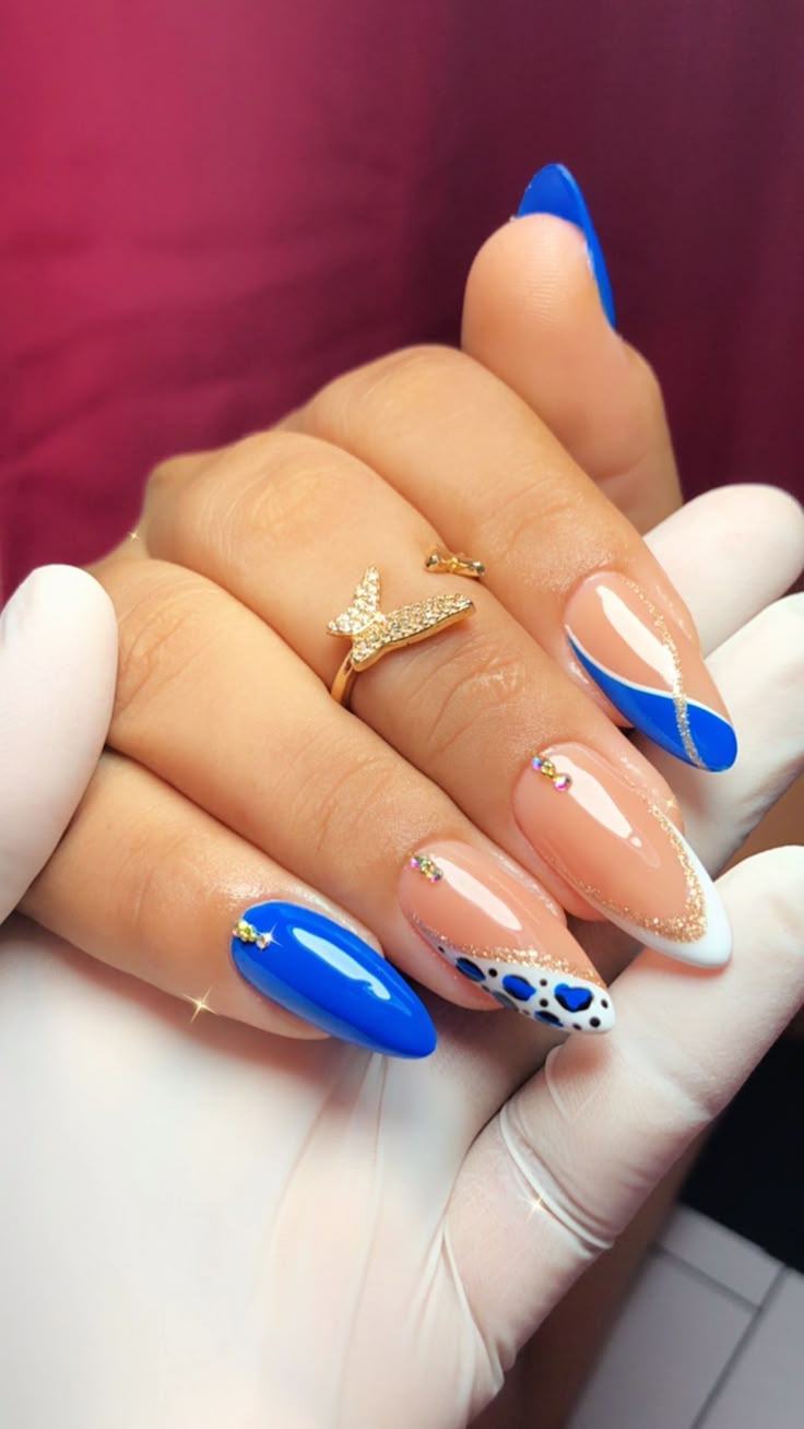 inspirações de unhas almond azul decoradas