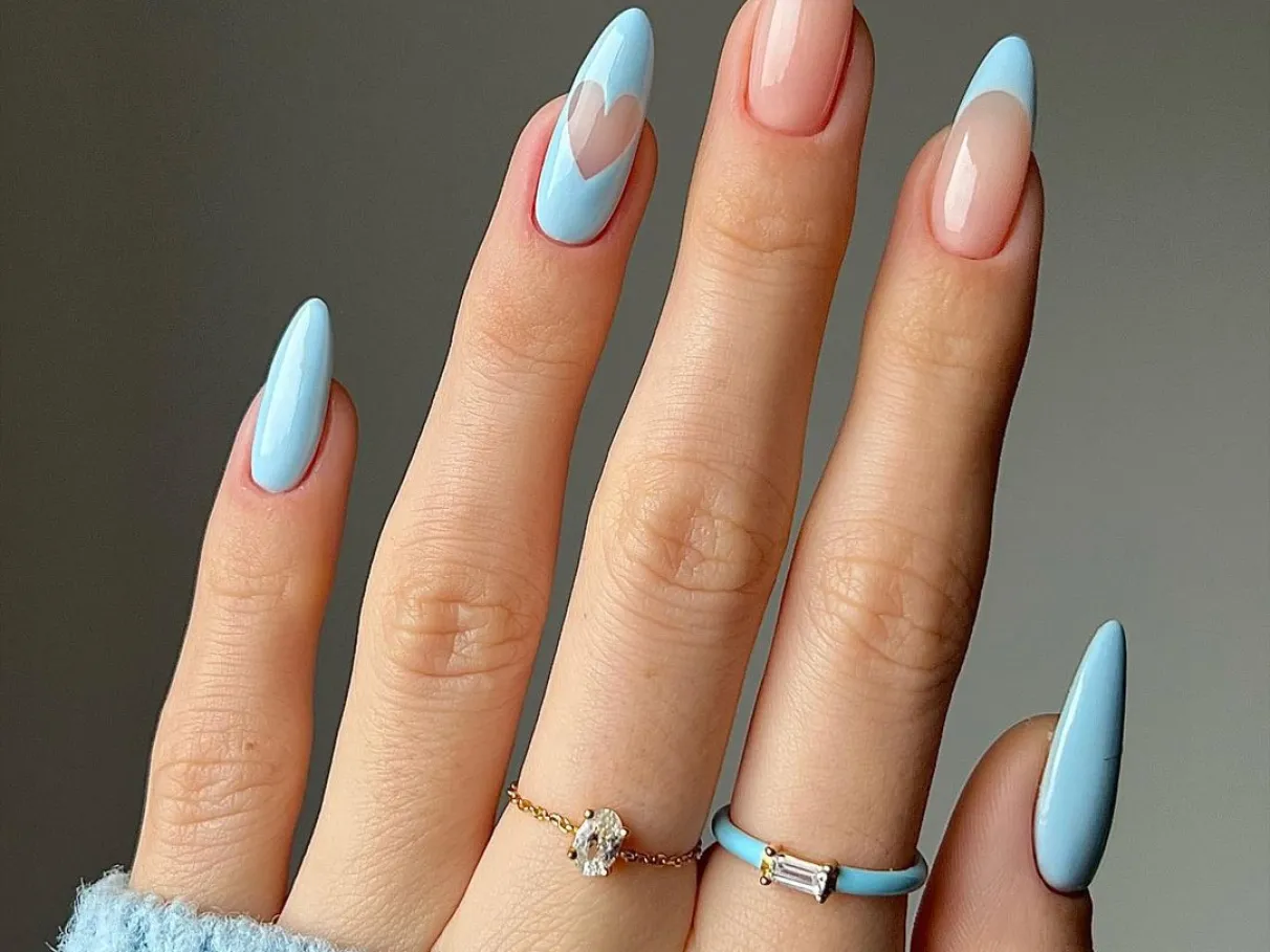inspirações de unhas almond azul decoradas