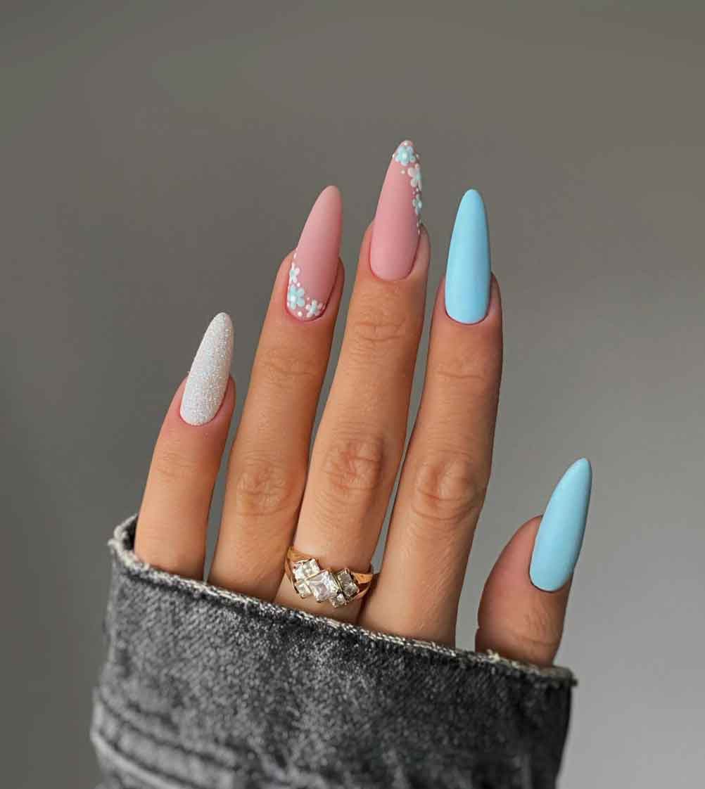 inspirações de unhas almond azul decoradas