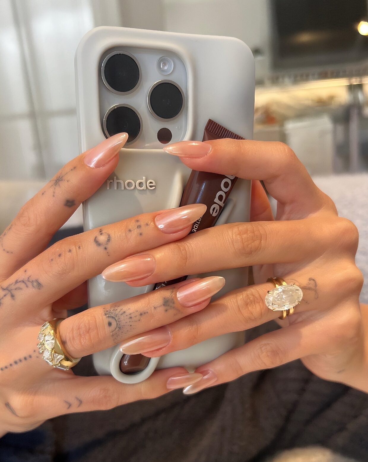 5 Cores de Esmalte Neutras Essenciais para Unhas Almond Delicadas