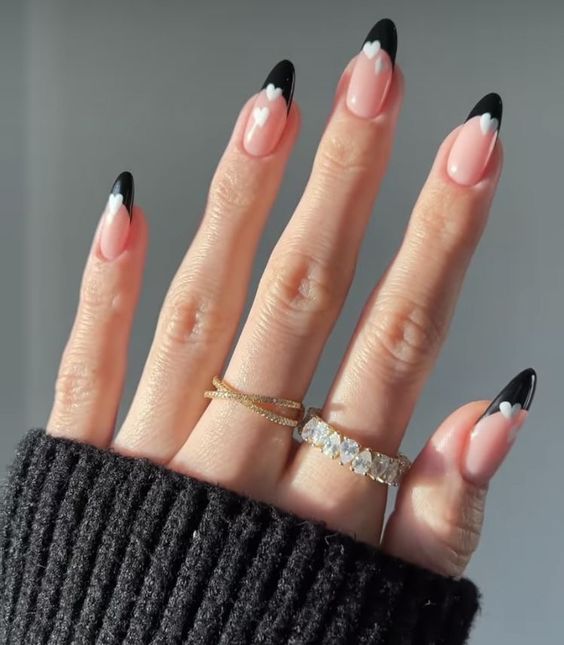 unha almond preta com glitter minimalista