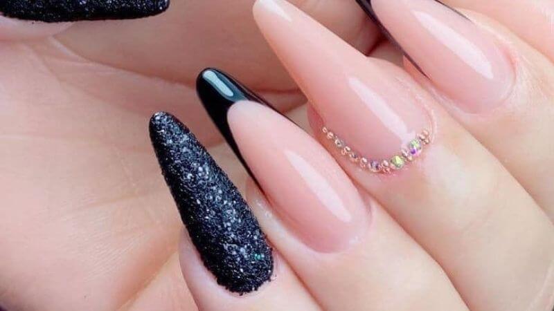 unha almond preta com glitter para o dia a dia
