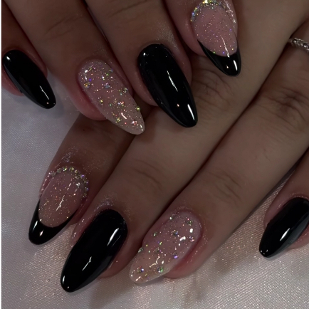 unha almond preta com glitter fosco