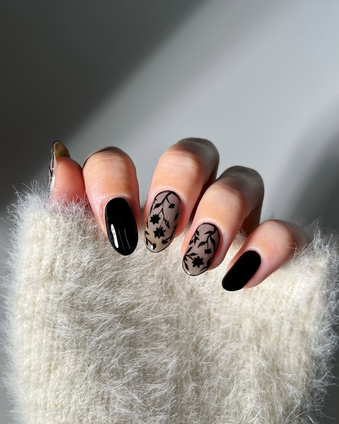 unha almond preta com glitter filha única