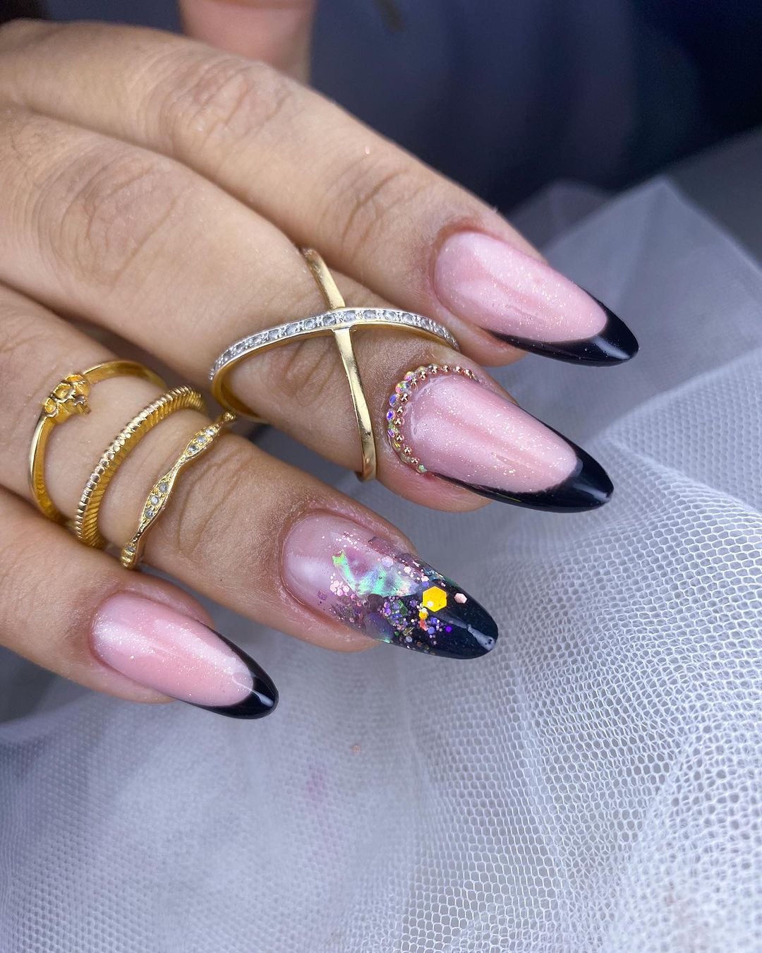 unha almond preta com glitter francesinha