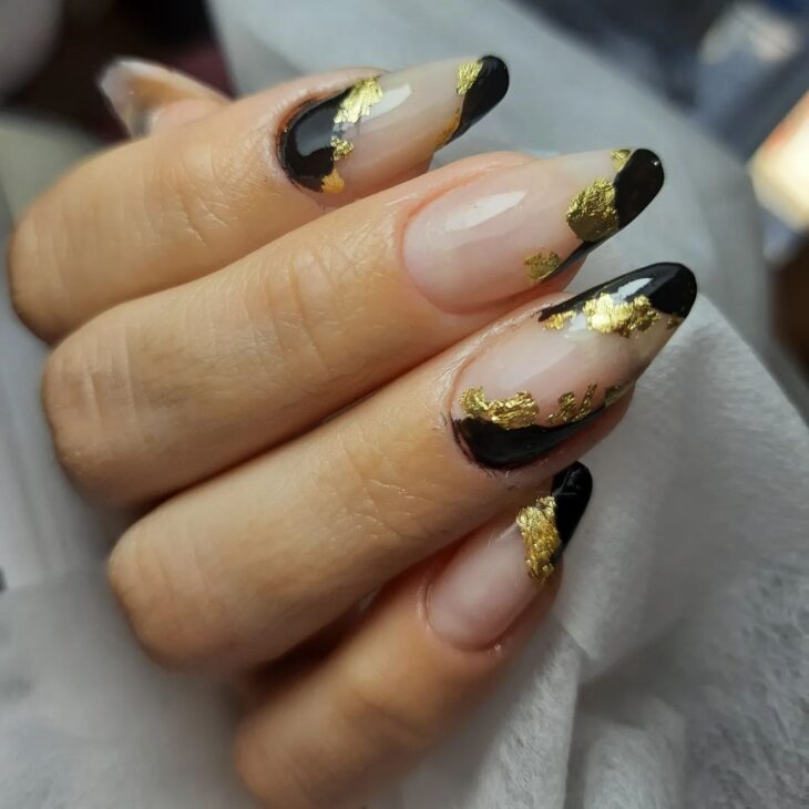 unha almond preta fosca com glitter