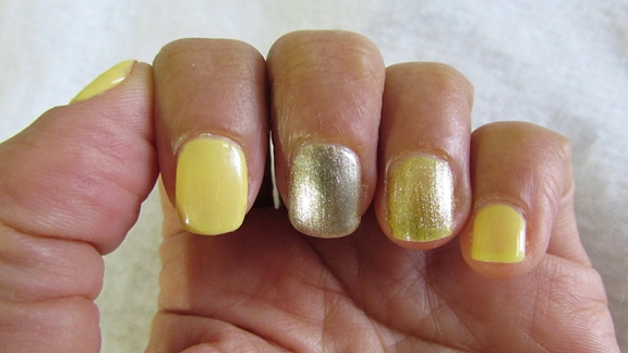 unha amarela com glitter fosco