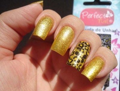 unha amarela com glitter cintilante