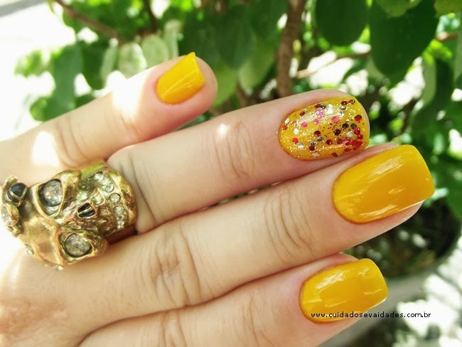 unha amarela com glitter e pedrarias