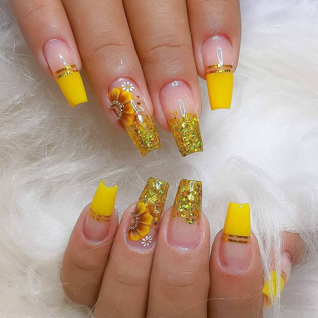 unha amarela com glitter fino