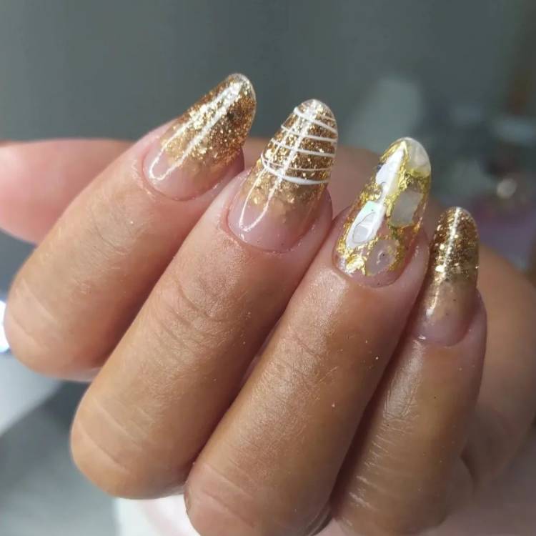 unha amarela com glitter dourado