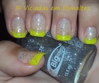 unha amarela com glitter holográfico