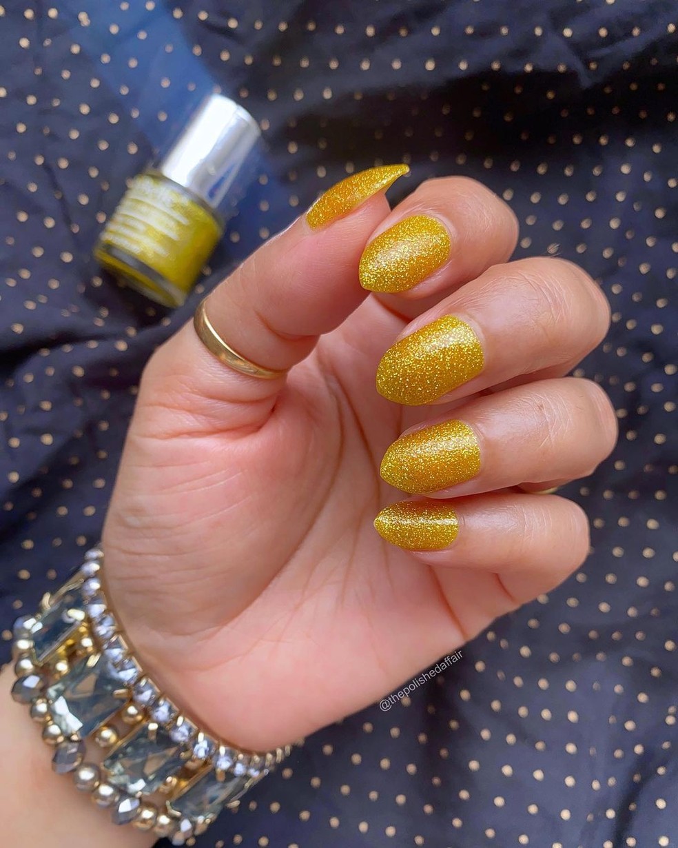 unha amarela filha única com glitter