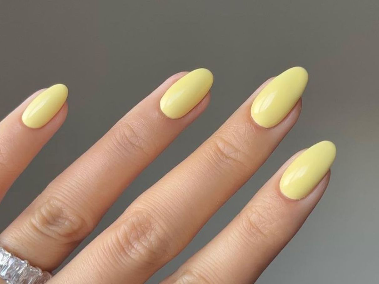 Tendências de Formatos e Acabamentos para Unhas Amarelo Manteiga