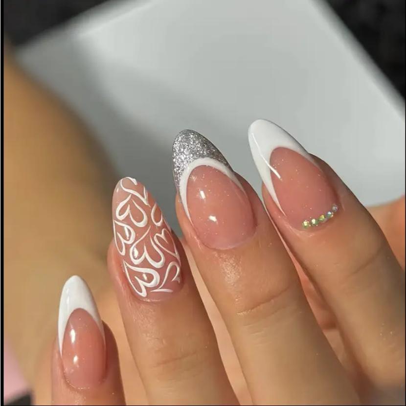 unha amendoada com esmalte vibrante