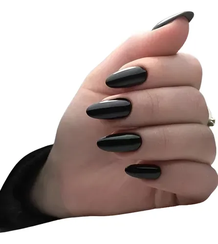 Produtos essenciais para manter suas unhas amendoadas saudáveis