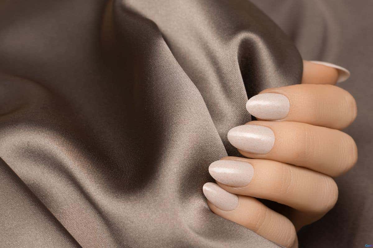 Unhas amendoadas brancas: a escolha ideal para casamentos e eventos