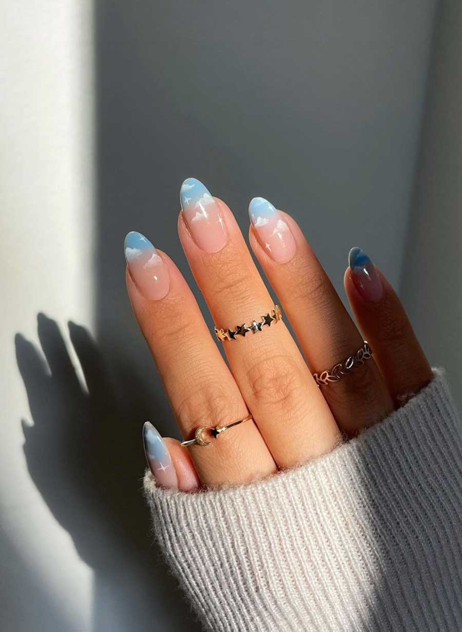 Francesinha Minimalista: O Charme da Micro-French em Unhas Curtas