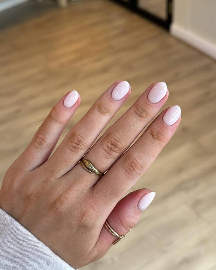 Francesinha Minimalista: O Charme da Micro-French em Unhas Curtas