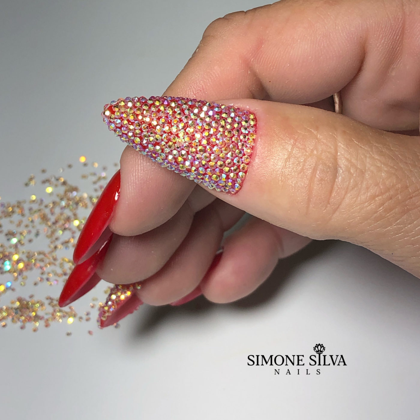 Nail Art Minimalista vs. Maximalista: Qual Estilo Escolher para Suas Unhas Amendoadas?