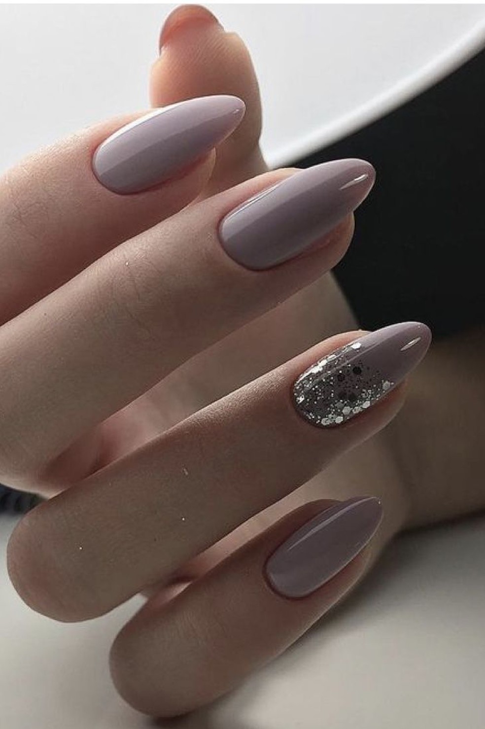 Nail Art Minimalista vs. Maximalista: Qual Estilo Escolher para Suas Unhas Amendoadas?