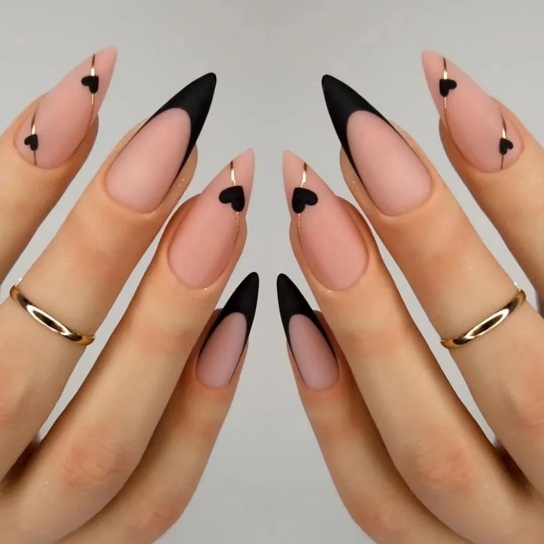Nail Art Minimalista vs. Maximalista: Qual Estilo Escolher para Suas Unhas Amendoadas?