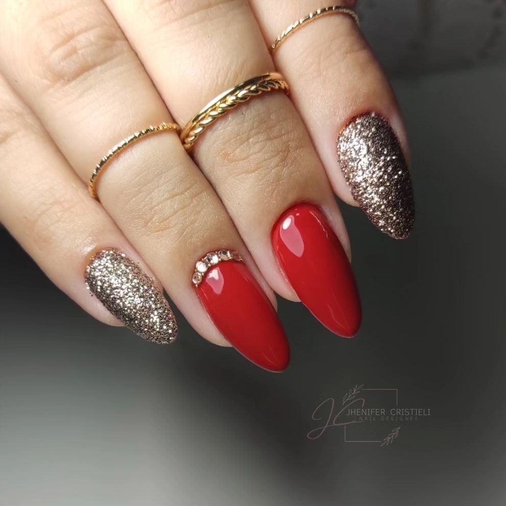 inspiração unhas amendoadas vermelhas decoradas