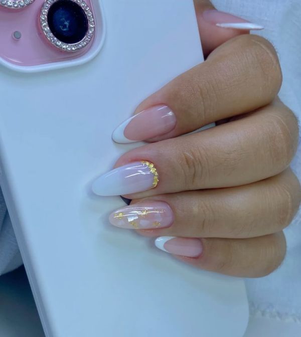 Inspirações de Unhas Amendoadas com Francesinha de Glitter: Do Discreto ao Glamouroso